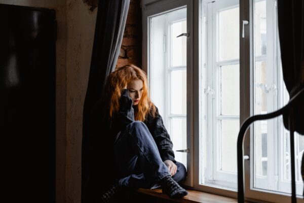 samotna kobieta myśli jak poradzić sobie z samotnością