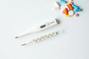 hipochondria, na blacie znajdują się termometry i leki