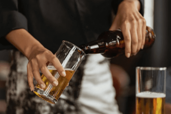 współuzależnienie, nalewanie alkoholu do szklanki