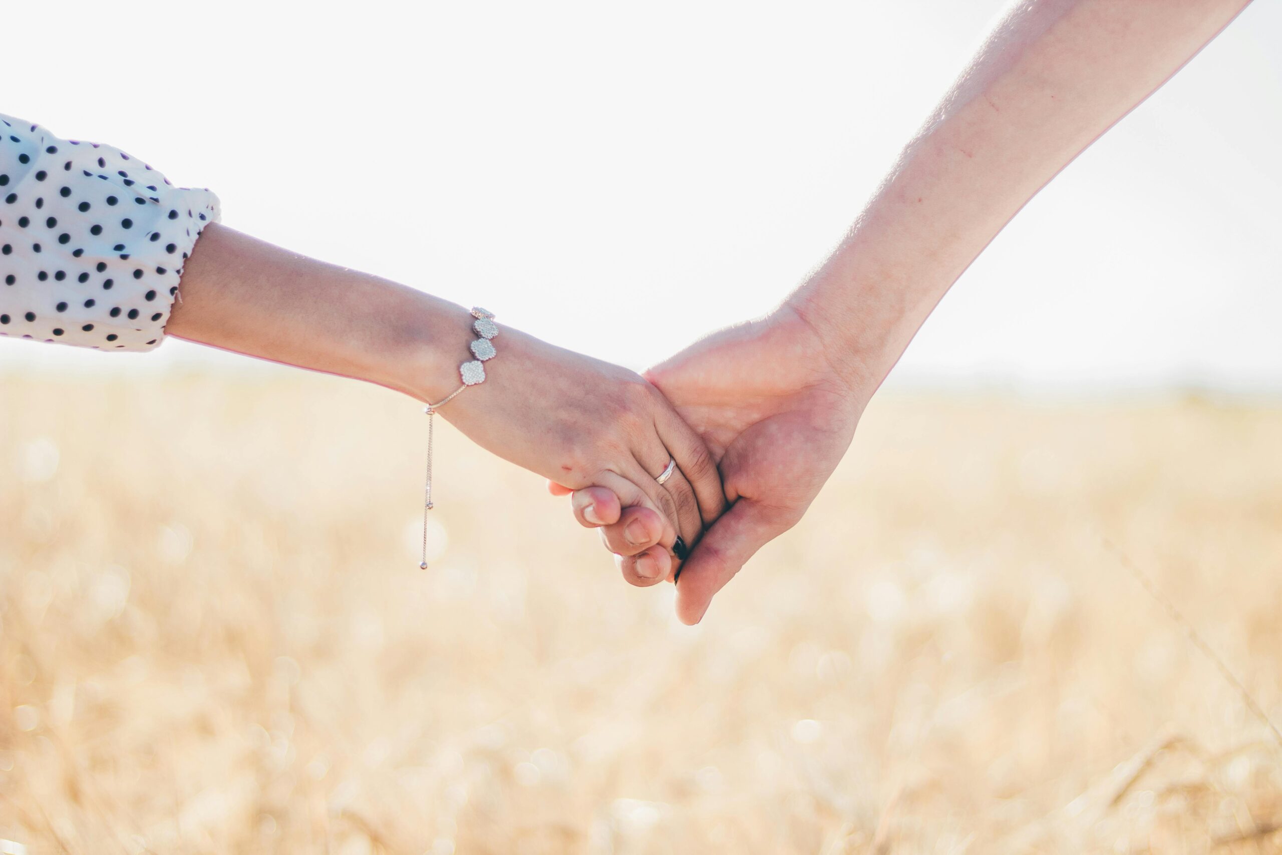 Style przywiązania - dłonie symbolizujące bliskość w relacji