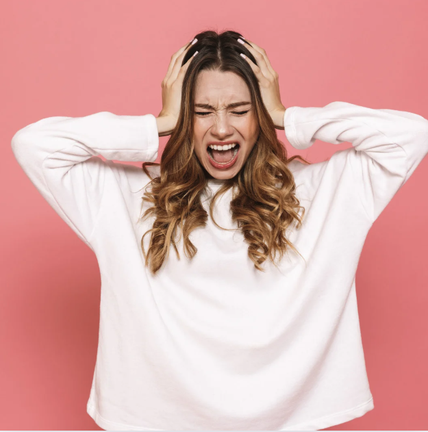 kobieta trzymająca rece na głowie i myśląca czy zmiana pracy to dobry pomysł