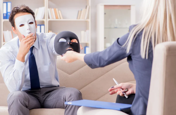 hipokryta który zakłada maskę i ma wiele poglądów