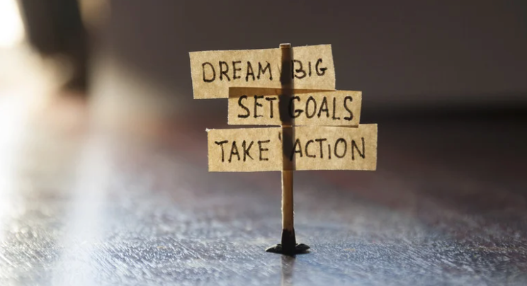 czym jest afirmacja co negatywnych emocji się potrafi wyzbyć i negatywnych przekonań, tabliczki z napisami jak przykłady afirmacji afirmacje