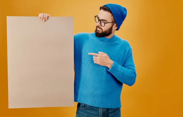 mężczyzna z tablicą out of the closet