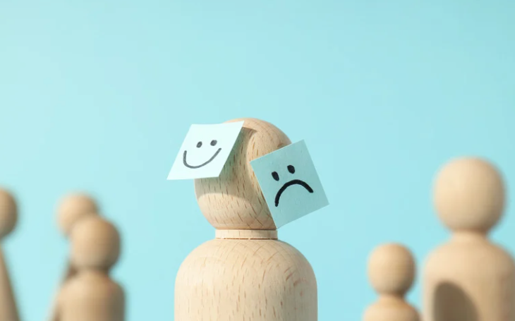 mina uśmiechnieata i smutna na pionku choroba psychiczna i zaburzenia osobowości 