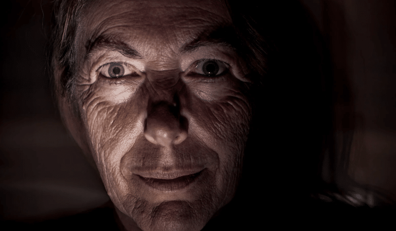 oczy psychopaty w których widać chęć osiągnięcia własnych celów 