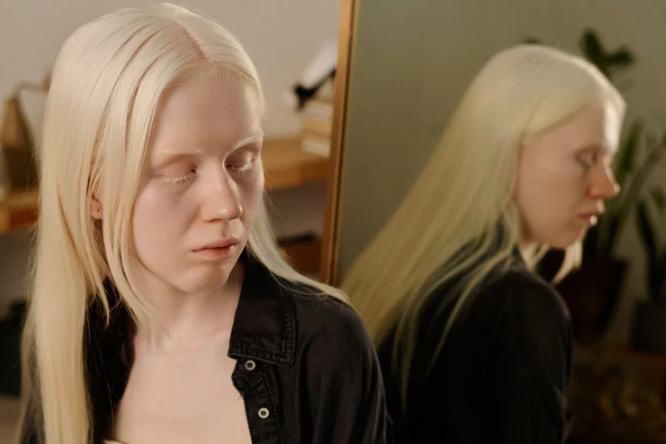 kobieta która ma dysonans poznawczy