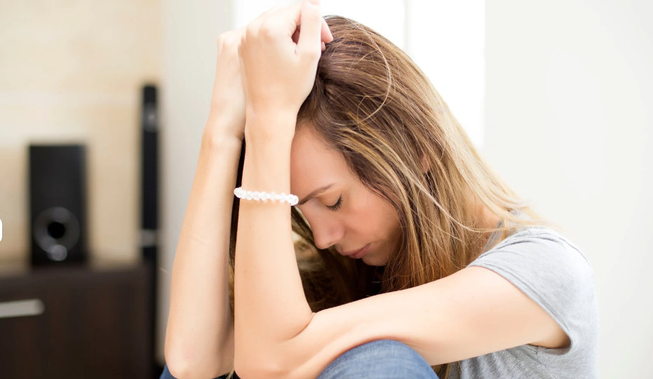 kobieta która ma przewlekły stres jako przyczyny anhedonii anhedonia