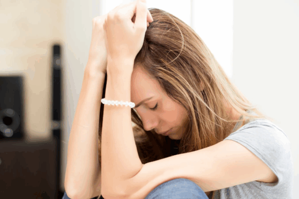 kobieta która ma przewlekły stres jako przyczyny anhedonii anhedonia