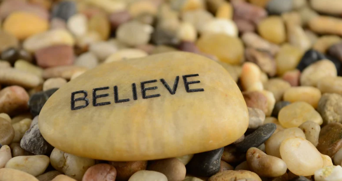 kamień z napisem uwierz czyli przekonania pozytywni i pozytywnego myślenia - jest to przykłady afirmacji afirmacje