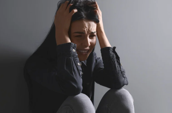 kobieta który się boi i myśli jak zacząć leczenie lęku