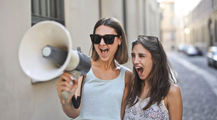 coming out kobiet na ulicy w mieście