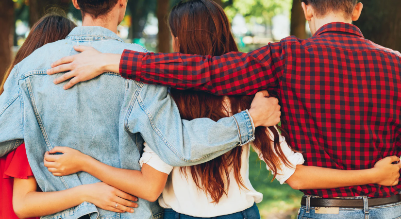 dwie kobiety i dwóch mężczyzn obejmujących się poligamia