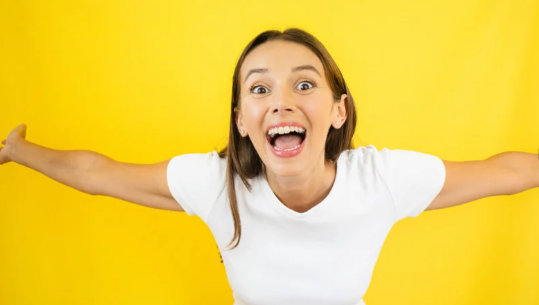 ekstrawertyk cechy ma jak kobieta na zdjęciu, nie przejmuje się innymi osobami