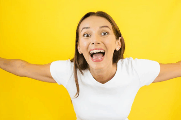 ekstrawertyk cechy ma jak kobieta na zdjęciu, nie przejmuje się innymi osobami