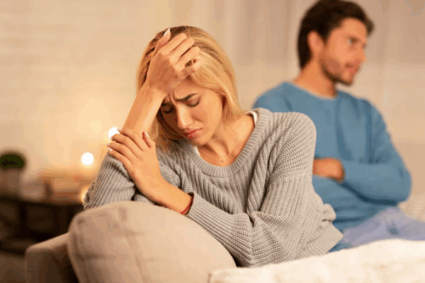 kobieta zastanawia się jak poradzić sobie ze zdradą partnera a mężczyzna ma wyrzuty sumienia