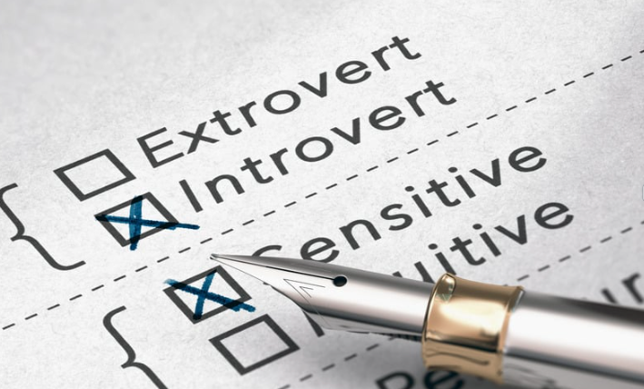 napis intowrty postrzegani w grupie jako introwertycy czyli osoby nieśmiałe 