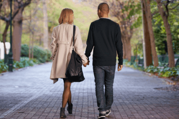 monogamia, para idąca parkiem