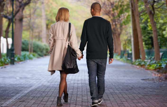 monogamia, para idąca parkiem