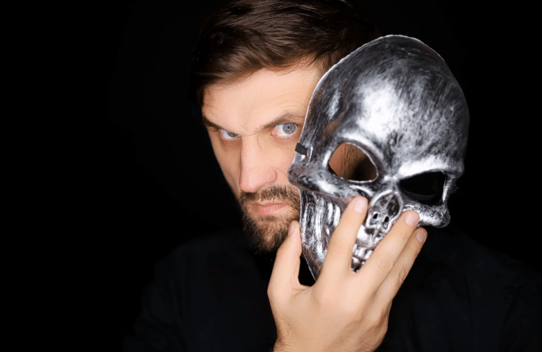 mężczyzna z paskiem w ręce brak wyrzutów sumienia i doświadczanych kar 