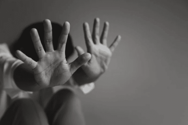 niebieska karta czy znak przemocy w rodzinie dla ludzi stosujących przemoc domową 