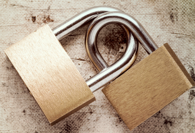 dwie kłodki symbolizujące związek