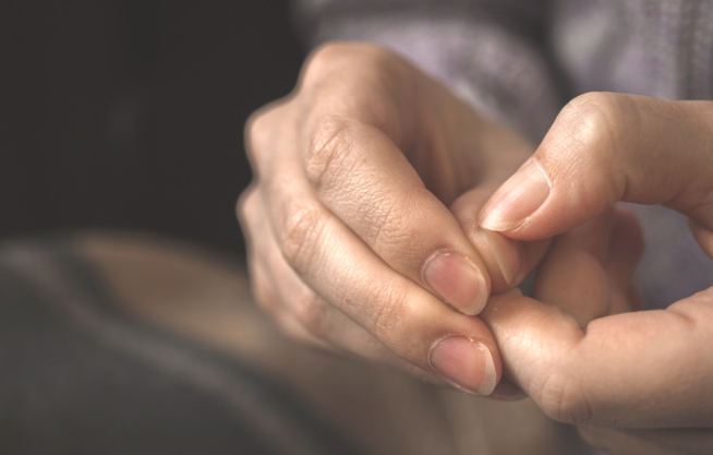 ręce osoby która chce się pozbyć negatywnych stanów emocjonalnych 