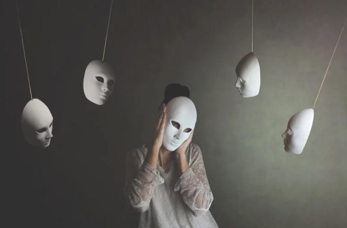 udawanie poprzez zakładanie innych masek