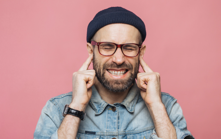 mężczyzna który ma objawy mizofonii i pewne dźwięki wydawane , objawy mizofonia