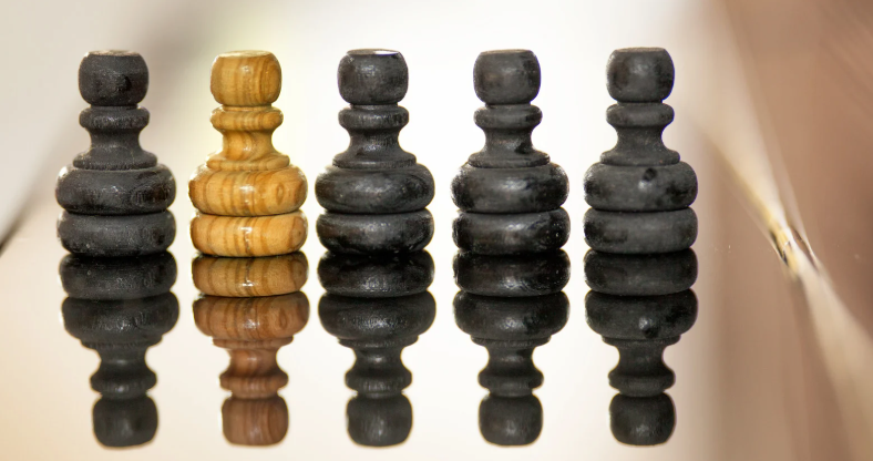 inny członków grupy i wartości grupy pewnych norm