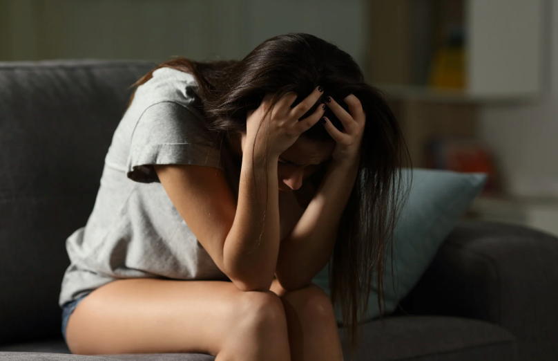 kobieta która ma zawroty głowy i zaburzenia snu i zaburzenia nerwicowe w klatce piersiowej