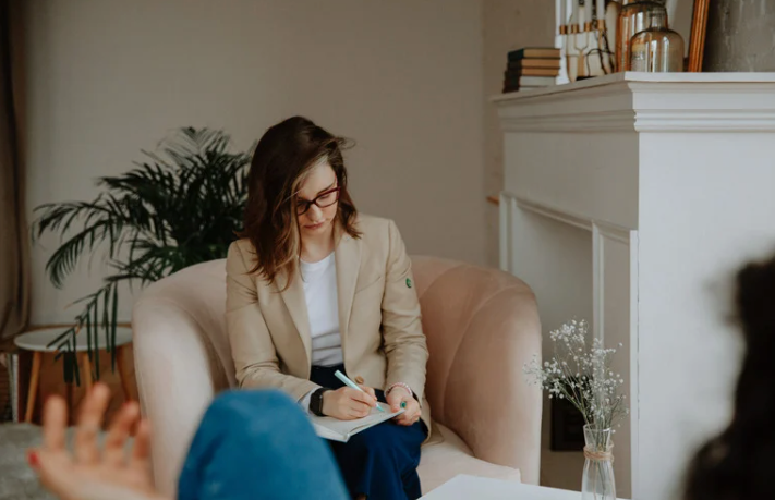 terapeuta podczas terapii radzi jak walczyć ze stanami depresyjnymi i depresją jak się ma szybkie tempo życia