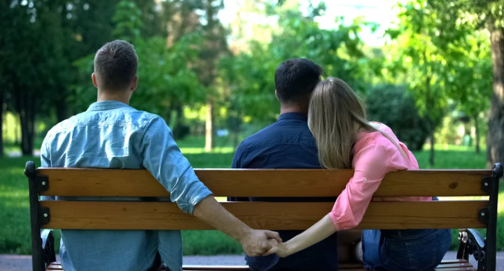 kobieta trzymająca za rękę innego mężczyznę myśląca o poprzednim związku 