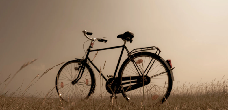 rower na nostalgicznym tyle jak tęsknota za minionym czasem, działa na ludzi kojąco