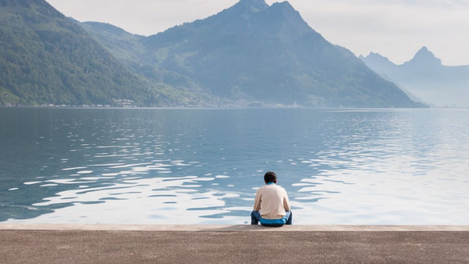 samotny mężczyzna nad jeziorem myśli o relacji z innymi i swojego partnera