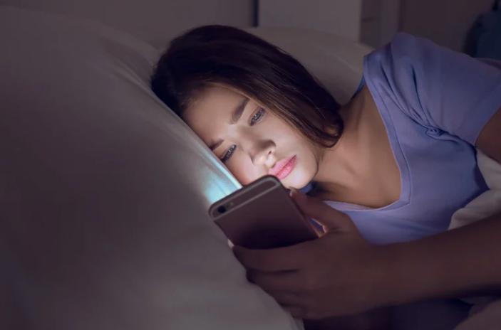 kobieta która cierpi na bezsenność i choroby somatyczne