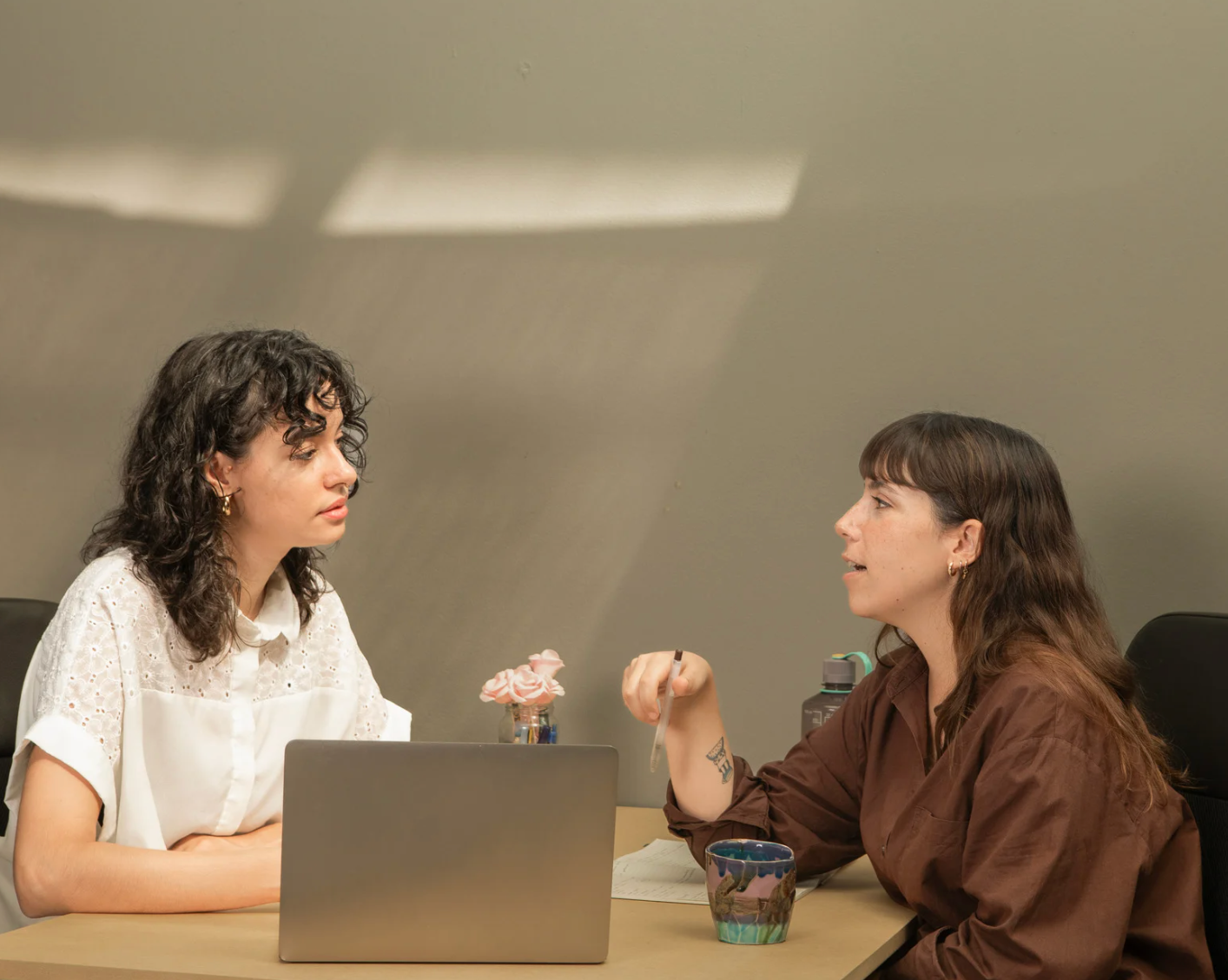 dwie kobiety przy stole które maja zaburzenia koncentracji uwagi add