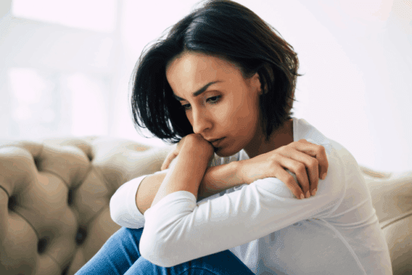 kobieta siedząca na kanapie mająca epizod depresyjny