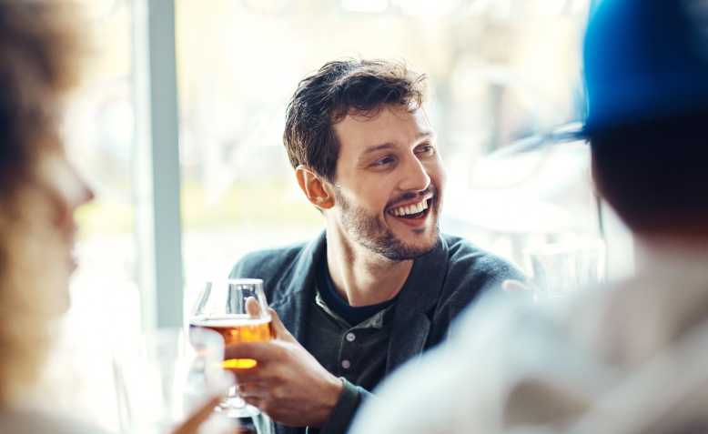 sangwinik mężczyzna który jest duszą towarzystwa