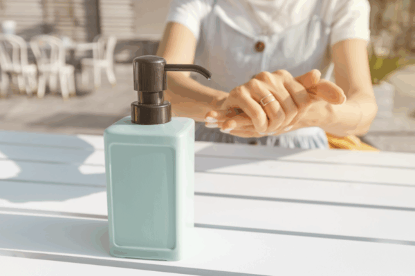 mizofobia i jej objawy czyli kobieta dezynfekująca ręce