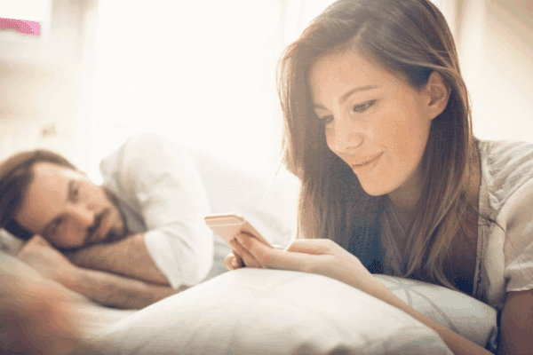 w związku chorobliwa zazdrość i uczucie zazdrości mężczyzny ponieważ kobieta z kimś pisze