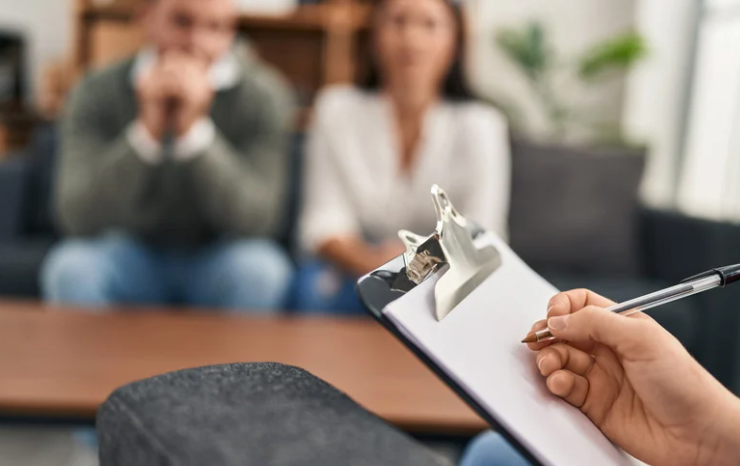 terapia małżeńska i terapeuta wykonuje notatki