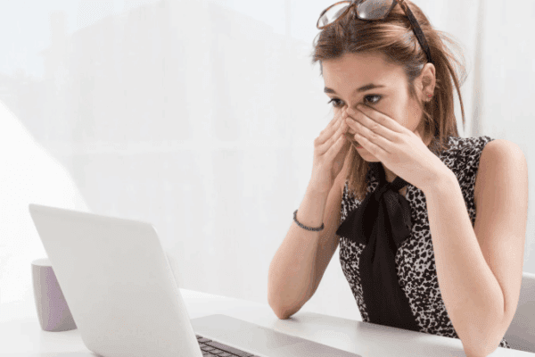 tiki nerwowe u kobiety siedzącej przy komputerze
