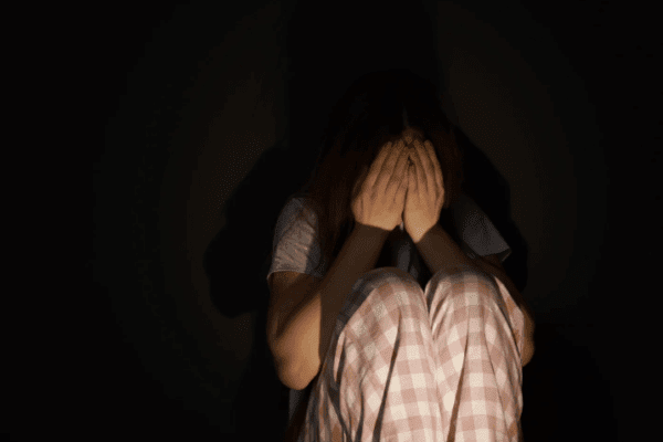 kobieta z fobią która nazywa się nyktofobia