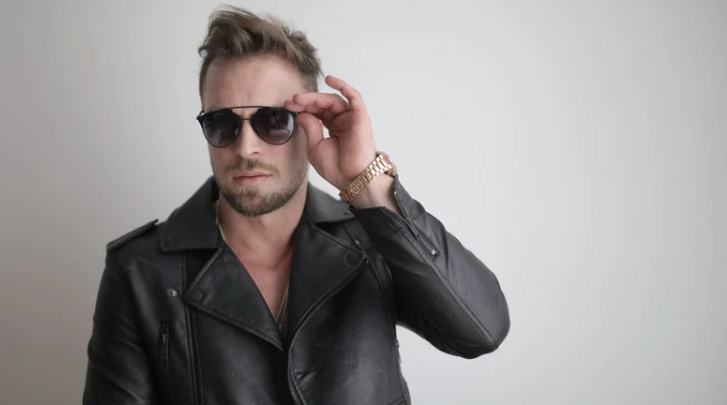 charyzmatyczny mężczyzna w okularach i skórzanej kurtce