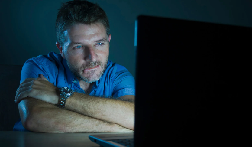 seksoholicy i mężczyzna oglądający pornografie