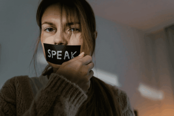 przemoc fizyczna stosowana na kobiecie