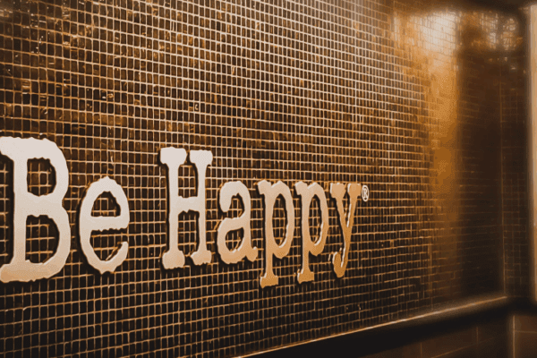 jak być szczęśliwym i napis be happy - bądź szczęśliwy