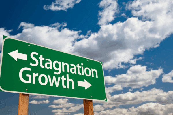tabliczka z napisem stagnacja i wzrost ze strzałkami - może oznaczać marazm