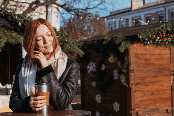 kobieta pijące kawę na świeżym powietrzu cieszy się slow life